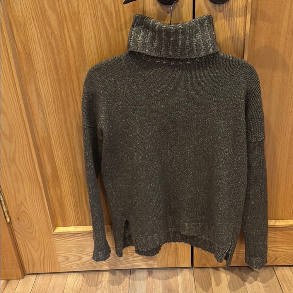 Vince  Turtleneck Sweater XS oversized. Wool and yak blend